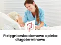 Uśmiechnięta pielęgniarka domowa pochyla się nad starszą pacjentką w łóżku, oferując troskliwą opiekę.