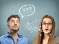 Para pielęgniarki, kluczowe jest komunikowanie interpersonalne. Mężczyzna z chmurką pytań, kobieta z literami wylatującymi z ust.