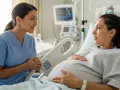 Lekarka rozmawia z ciężarną pacjentką w szpitalu. Dowiaduje się, ile trwa specjalizacja z ginekologii, by móc pomóc przyszłym mamom.
