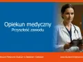 Opiekun medyczny: ile trwa nauka? Kobieta w białym fartuchu z latem trzyma dokumenty.