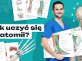 Uśmiechnięty student medycyny prezentuje materiały do kursu anatomii: szkielet, mięśnie i kości.