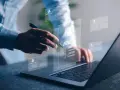 Osoba korzysta z laptopa, przeglądając profile kandydatów. To idealny moment na rozpoczęcie kursu zawodowego online i zdobycie nowych umiejętności.