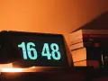 Na ekranie laptopa 16:48. Obok stos książek, w tym "#socialholic". Ile przerwy na 12 godzin pracy?