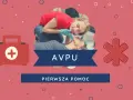 Ratownik ocenia przytomność pacjenta, stosując skalę AVPU. Obok apteczka i symbol pierwszej pomocy.