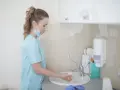 Pielęgniarka specjalistka dba o higienę, myjąc ręce. To kluczowy element jej zakresu obowiązków.