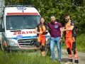 Trzech ratowników medycznych stoi obok karetki. Zastanawiasz się, ile godzin pracuje ratownik medyczny?
