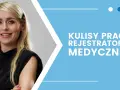 Uśmiechnięta rejestratorka medyczna w słuchawkach, gotowa do obsługi pacjentów. Poznaj zakres obowiązków rejestratorki medycznej.
