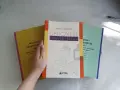 Książki do nauki: "Podstawy pielęgniarstwa", "Obliczanie dawek leków" i "Podstawy pielęgniarstwa" tworzą cenną bibliotekę położnej.