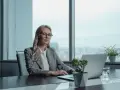 Kobieta w okularach pracuje przy laptopie, przygotowując list motywacyjny na stanowisko kierownicze. Wzór dokumentu jest kluczowy.