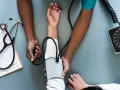 Lekarz mierzy ciśnienie. Podobnie jak w liście motywacyjnym, ważne są kluczowe dane i profesjonalizm.