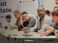 Uczestnicy podczas sesji assessment center, skupieni na zadaniach, notują i analizują.