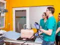 Kurs endoskopii dla pielęgniarek: ćwiczenia na fantomie. Trzy osoby w zielonych fartuchach uczą się obsługi endoskopu.