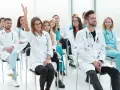 Uczestnicy kursu rejestratorka medyczna, jedna osoba podnosi rękę.