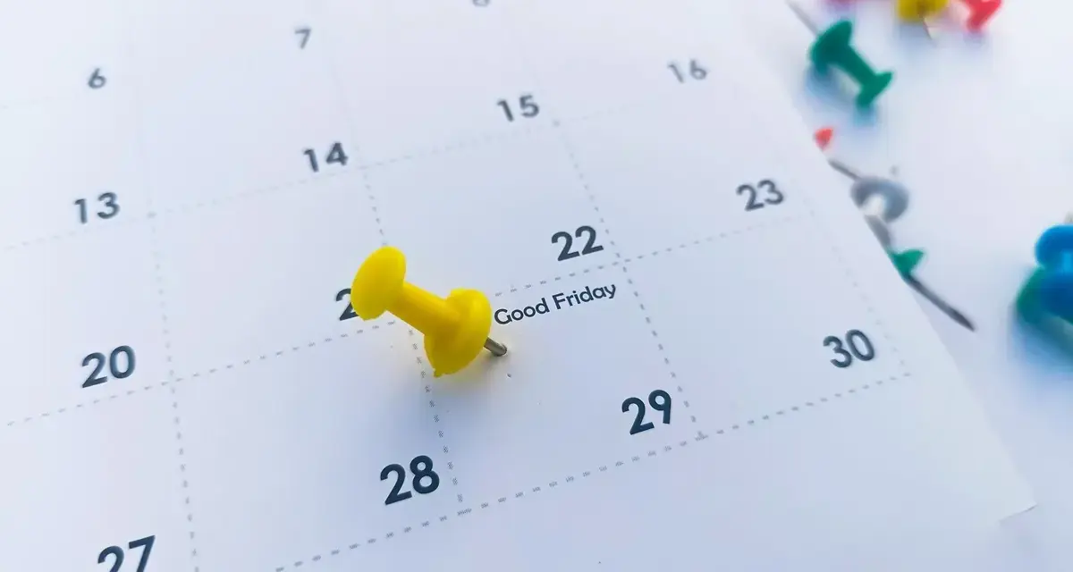 Żółty pinezka zaznacza "Good Friday" na kalendarzu. Czy Wielka Sobota jest dniem wolnym od pracy?