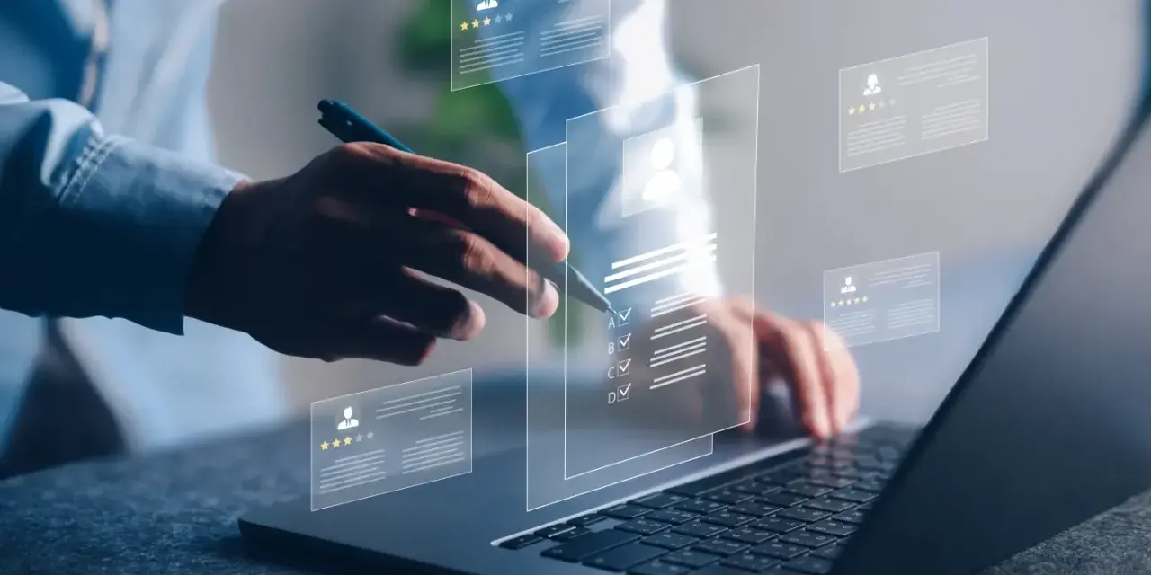 Osoba korzysta z laptopa, przeglądając profile kandydatów. To idealny moment na rozpoczęcie kursu zawodowego online i zdobycie nowych umiejętności.