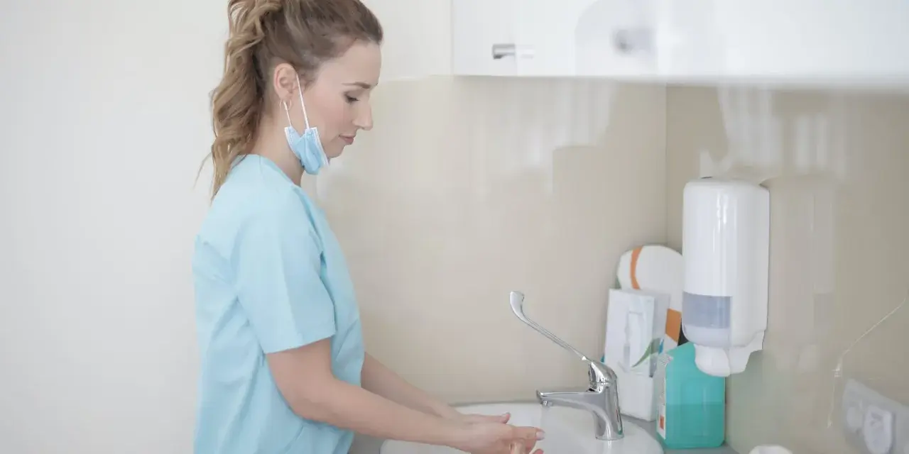 Pielęgniarka specjalistka dba o higienę, myjąc ręce. To kluczowy element jej zakresu obowiązków.