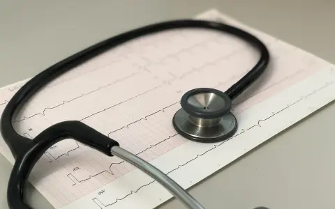 Stetoskop na papierze z zapisem EKG. Idealny do nauki, jak interpretować wyniki EKG.
