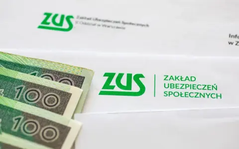 Najnowsze wiadomości o emeryturach czerwcowych: banknoty 100 zł leżą obok dokumentów ZUS.
