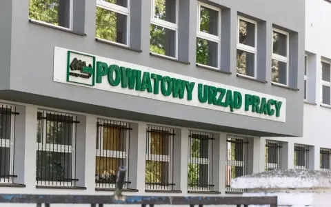 Powiatowy Urząd Pracy. Tu można dokonać rejestracji jako bezrobotny, szukając wsparcia w znalezieniu zatrudnienia.