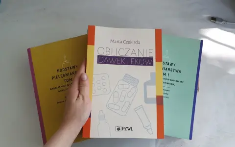 Książki do nauki: "Podstawy pielęgniarstwa", "Obliczanie dawek leków" i "Podstawy pielęgniarstwa" tworzą cenną bibliotekę położnej.