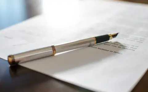 Długopis na dokumencie, który może dotyczyć tego, czy umowa zlecenie wlicza się do emerytury.