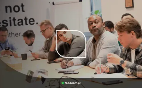 Uczestnicy podczas sesji assessment center, skupieni na zadaniach, notują i analizują.