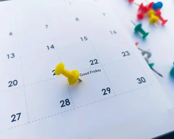 Żółty pinezka zaznacza "Good Friday" na kalendarzu. Czy Wielka Sobota jest dniem wolnym od pracy?