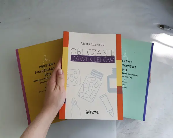 Książki do nauki: "Podstawy pielęgniarstwa", "Obliczanie dawek leków" i "Podstawy pielęgniarstwa" tworzą cenną bibliotekę położnej.
