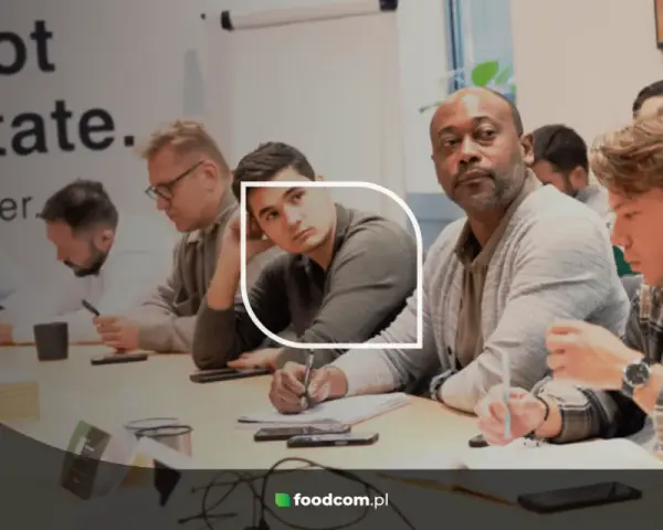 Uczestnicy podczas sesji assessment center, skupieni na zadaniach, notują i analizują.