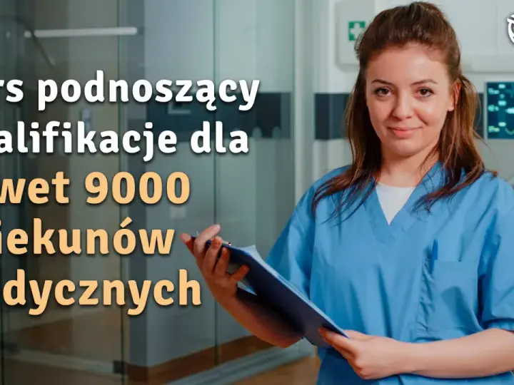 Kurs podnoszący kwalifikacje dla nawet 9000 opiekunów medycznych. Uśmiechnięta pielęgniarka z dokumentacją w ręku.
