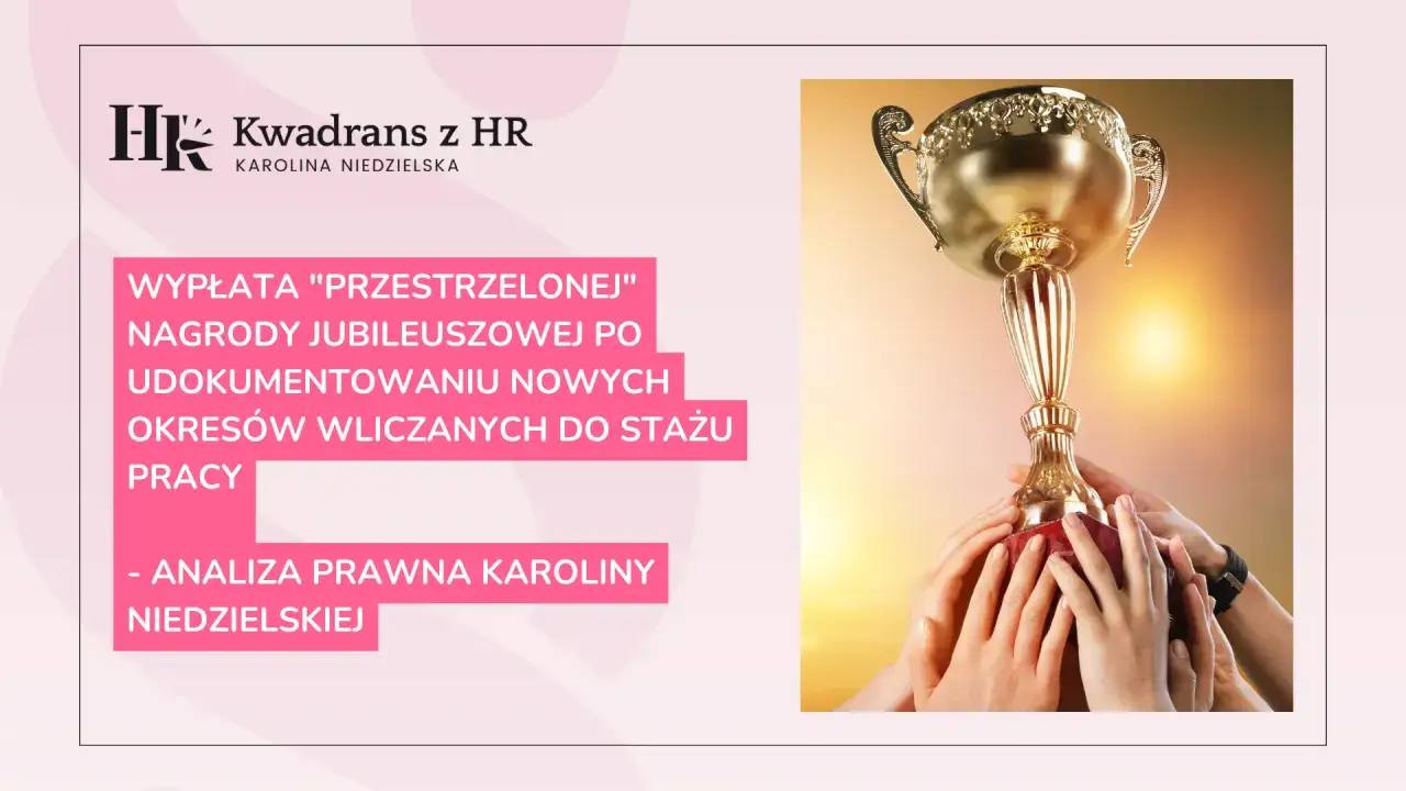 Złoty puchar w dłoniach symbolizuje sukces i nagrodę jubileuszową. Analiza prawna dotyczy wypłaty nagrody po udokumentowaniu nowych okresów stażu pracy.