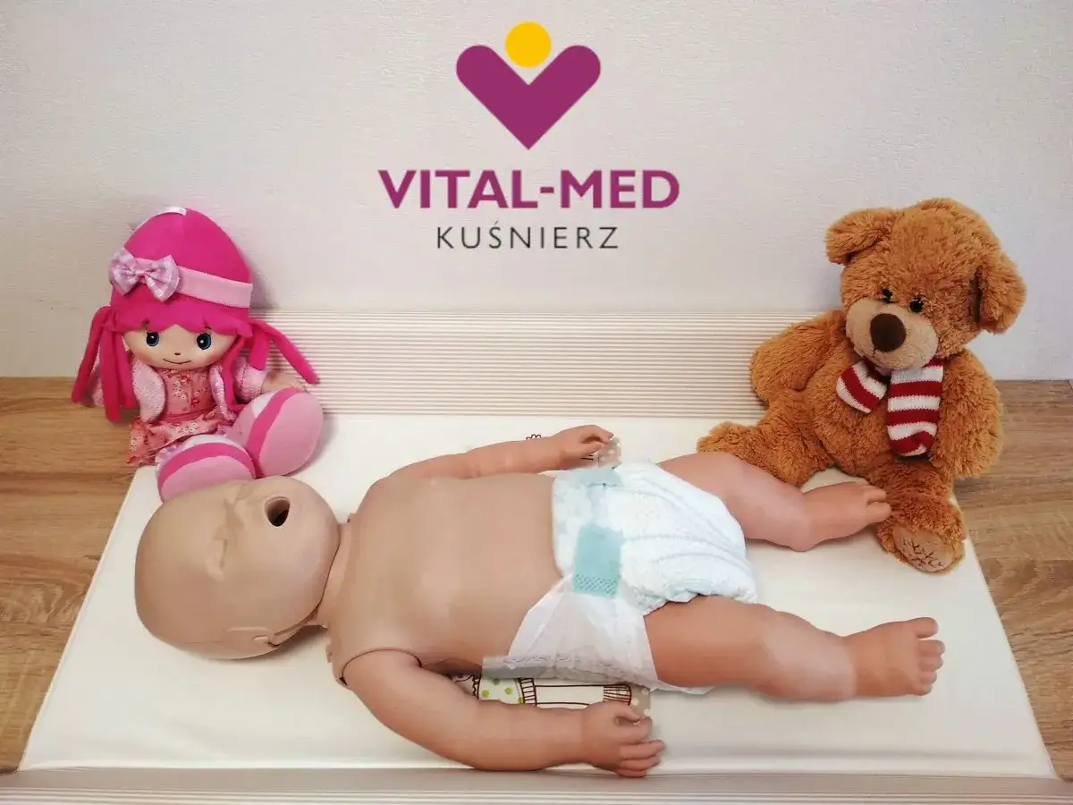 Manekin niemowlaka, lalka i miś na macie do przewijania. Idealne do nauki podczas kursu położnej środowiskowej.